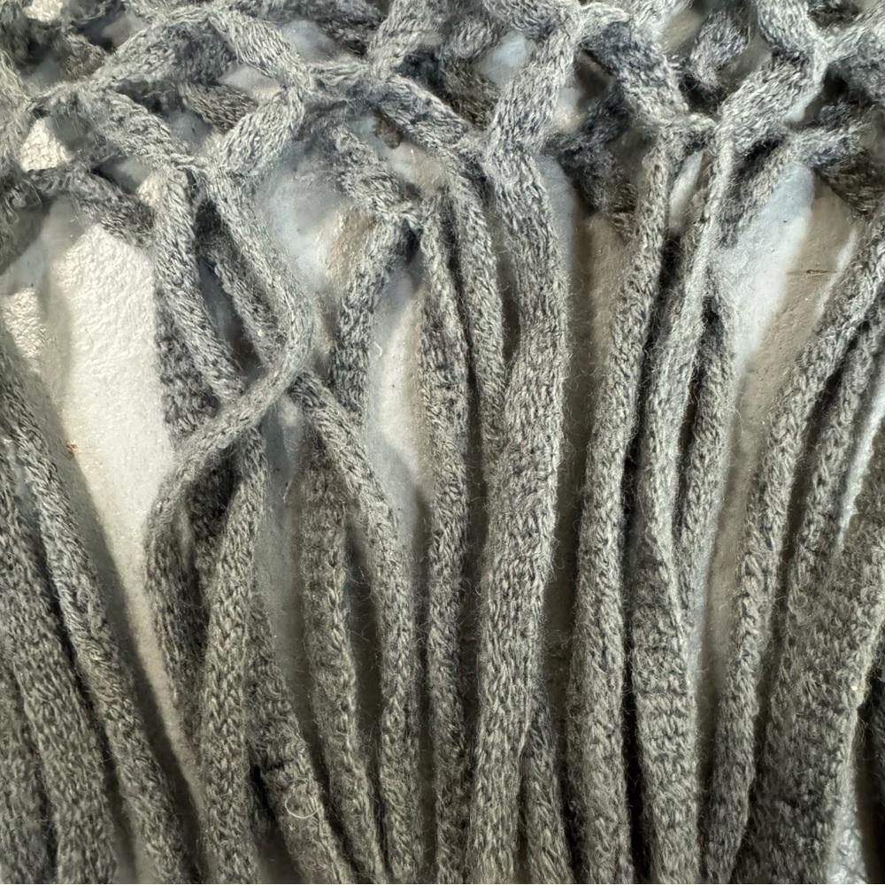 Grey open weave crochet infinity scarf w fringe by 2 Chic EUC - Picture 8 of 10